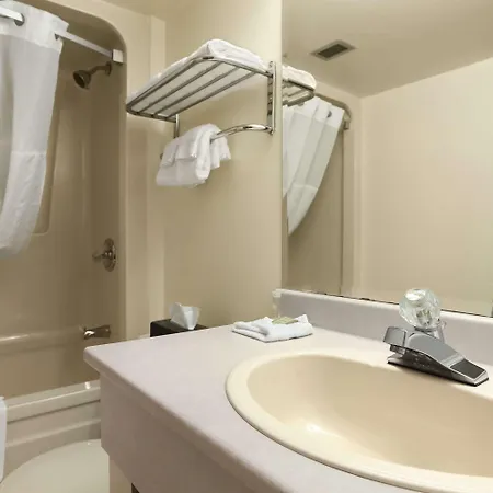 Super 8 By Wyndham North Bay Motel Room photo
